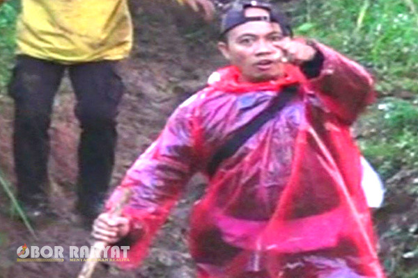 Bondowoso, Obor Rakyat - Jenazah pendaki gunung asal Jember, yaitu Baim yang terjatuh di Gunung Saeng Bondowoso, berhasil dievakuasi Minggu (4/5/2025).