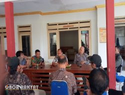 Ditinggal Kades Berminggu-Minggu, Perangkat Desa Padasan Audiensi ke Camat Pujer Minta Faldy Dicopot