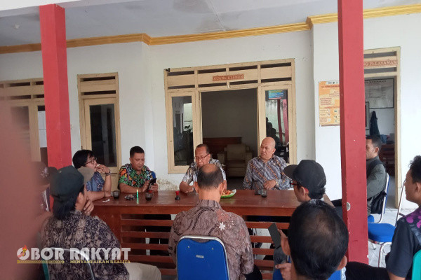 Bondowoso, Obor Rakyat - Seluruh perangkat Desa Padasan, Kecamatan Pujer, Kabupaten Bondowoso, Jawa Timur, menggelar audiensi dengan Camat, Kamis (8/5/2025), di kantor desa setempat.