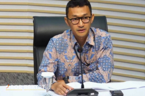 Jakarta, Obor Rakyat - Komisi Pemberantasan Korupsi (KPK) kembali meminjam ruangan Polres Bondowoso untuk memeriksa delapan saksi kasus korupsi pengelolaan dana Pemulihan Ekonomi Nasional (PEN), dan Pengadaan Barang Jasa (PBJ) di Pemerintah Kabupaten Situbondo, Kamis (8/5/2025).