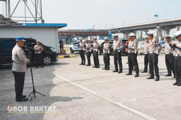 Jakarta, Obor Rakyat - Kakorlantas Polri, Irjen Agus Suryonugroho memantau kondisi lalu lintas di tol Trans Jawa saat masa libur long weekend.