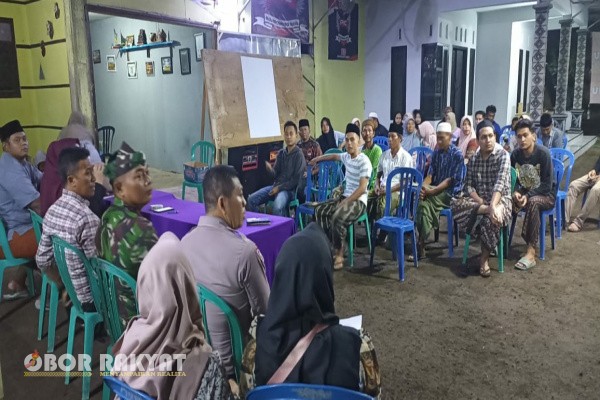 Bondowoso, Obor Rakyat - Inisiatif warga di Dusun Karang Anum, RT 03 RW 01, Desa Mrawan Tapen, Kecamatan Tapen, Kabupaten Bondowoso untuk pemilihan ketua RT sangat meriah dan unik. Dimana metode pemilihan dilaksanakan layaknya Pemilihan Umum (Pemilu).