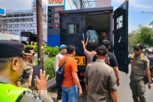 pasukan gabungan saat mengamankan Pak Ogah dan Jukir liar.