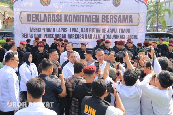 Sidoarjo, Obor Rakyat - Kantor Wilayah Direktorat Jenderal Pemasyarakatan (Ditjen PAS) Jawa Timur (Jatim), menyatakan komitmen penuh untuk menciptakan Lapas dan Rutan yang bersih dari peredaran narkoba dan penggunaan telepon genggam ilegal.