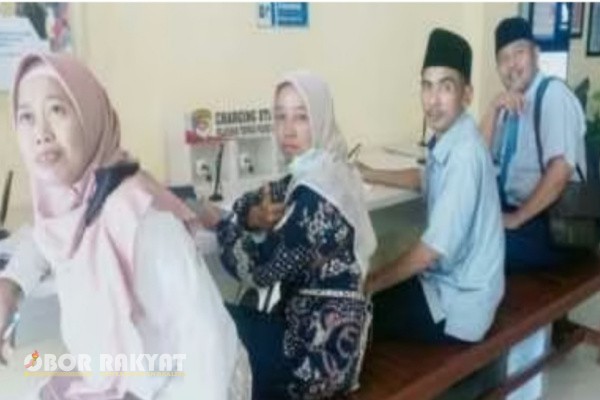 Situbondo, Obor Rakyat - Penyidik Komisi Pemberantasan Korupsi (KPK), mulai memeriksa Kelompok Masyarakat (Pokmas) dan pelapor dalam penyidikan kasus dugaan korupsi kegiatan wawasan kebangsaan (wasbang) fiktif yang direncanakan anggota DPRD Provinsi Jawa Timur di Situbondo, Rabu (21/5/2025).