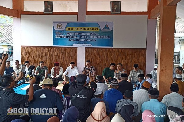 Bondowoso, Obor Rakyat - Untuk menurunkan tensi dan ketegangan yang terjadi di Desa Kali Gedang, Kecamatan Ijen, Kabupaten Bondowoso pasca terjadinya insiden atau peristiwa pembakaran kantor dan mobil pribadi Asisten Tanaman (Asstan) PTPN akibat kesalahpahaman antara petugas dengan masyarakat, secara khusus anggota DPR RI dari komisi VI, Nasim Khan melaksanakan kunjungan kerja (Kunker) di desa tersebut.