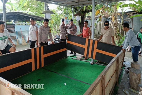 Surabaya, Obor Rakyat - Perang terhadap segala bentuk praktik perjudian di Wilayah Hukum Polsek Lakarsantri, Polrestabes Surabaya, rupanya terus digencarkan. Terrbukti, arena judi sabung ayam di kawasan Made, Sambikerep dibongkar, Sabtu (24/5/2025), siang hari.