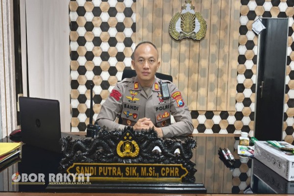 Surabaya, Obor Rakyat - Dikabarkan wilayah hukum Polsek Lakarsantri, Polrestabes Surabaya terdapat praktik perjudian sabung ayam yang masih beroperasi. Konon, dalam isi naska berita, menyebut tempat tersebut, selalu Aman dan Nyaman.