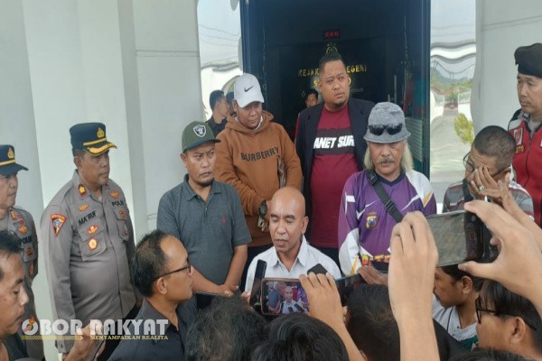 Situbondo, Obor Rakyat - Lembaga Bantuan Hukum Gerakan Keadilan Sosial Bagi Seluruh Rakyat Indonesia, dan Gerakan Perlawanan Situbondo Anti Korupsi, Edukasi, Resistensi, Advokasi (LBH GKS Basra-GP Sakera) mendatangi kantor Kejaksaan Negeri (Kejari) Situbondo, Kamis (22/5/2025).