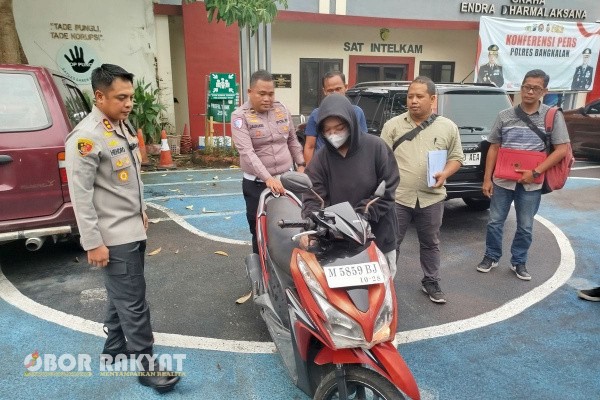 Bangkalan, Obor Rakyat - Kejelian anggota Polres Bangkalan, Madura patut diacungi jempol. Betapa tidak, motor korban pencurian berhasil ditemukan, saat petugas melakukan giat rutinan di Wilayah hukum tepatnya di Kecamatan Jalan Blega.