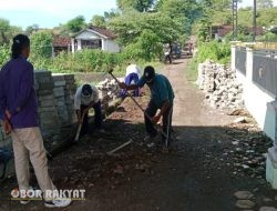 Melalui Dana Desa, Pemdes Sumberwaru Situbondo Membangun Jalan dan Pos Bindu