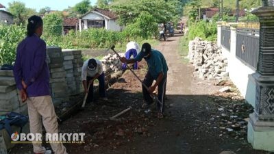 Melalui Dana Desa, Pemdes Sumberwaru Situbondo Membangun Jalan dan Pos Bindu