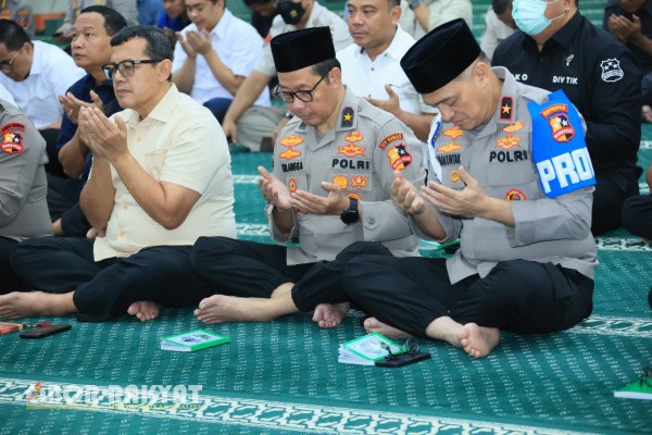 Jakarta, Obor Rakyat — Dalam rangka menyambut Rangkaian Kegiatan Hari Bhayangkara ke-79, Mabes Polri menggelar kegiatan Doa dan Zikir Bersama sebagai bagian dari rangkaian pembinaan tradisi yang berlangsung khidmat di Masjid Al Ikhlas Mabes Polri, Selasa (3/6/2025).