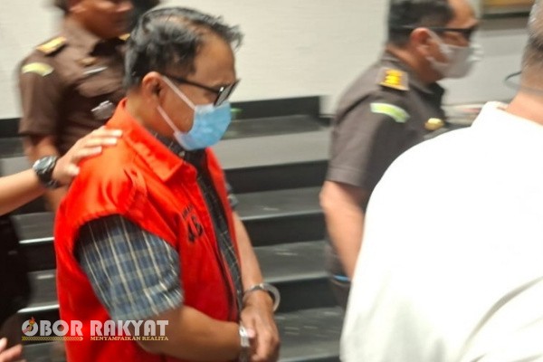 Surabaya, Obor Rakyat – Kejaksaan Tinggi (Kejati) Jawa Timur resmi menahan GSP, mantan Kepala Bidang (Kabid) Jalan dan Jembatan pada Dinas Pekerjaan Umum Bina Marga dan Pematusan (DPUBMP) Kota Surabaya, atas dugaan keterlibatan dalam kasus dugaan korupsi dan pencucian uang.