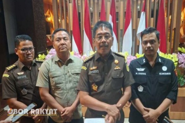Surabaya, Obor Rakyat - Penyidik Tindak Pidana Khusus Kejaksaan Tinggi (Kejati) Jawa Timur (Jatim) melakukan penyidikan kasus korupsi dana hibah SMK di Dinas Pendidikan Jatim.