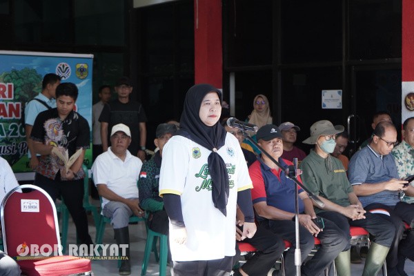 Bondowoso, Obor Rakyat – Dalam rangka memperingati Hari Lingkungan Hidup Sedunia 2025, Pejabat Sekretaris Daerah (Pj Sekda) Bondowoso, Anisatul Hamidah, memimpin apel bersama yang digelar di halaman kantor Kelurahan Nangkaan, Kecamatan Bondowoso, Kamis (5/6/2025).