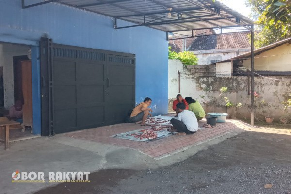 Situbondo, Obor Rakyat – Dalam rangka memperingati Hari Raya Idul Adha 1446 Hijriah, Koperasi Karya Utama yang berlokasi di Jalan Sucipto, Gang Kharisma RT 02 RW 02, Kelurahan Dawuhan, Situbondo, menggelar kegiatan pemotongan hewan kurban berupa tiga ekor kambing.