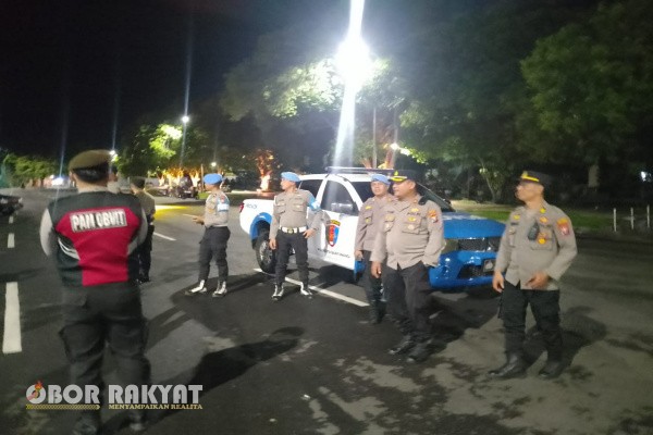Banyuwangi, Obor Rakyat – Dalam rangka mengantisipasi potensi gangguan keamanan dan ketertiban masyarakat (kamtibmas) selama libur panjang dan akhir pekan, Kepolisian Resor Kota (Polresta) Banyuwangi mengintensifkan patroli malam di sejumlah titik rawan wilayah kota.