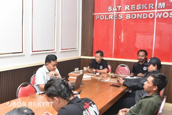 Bondowoso, Obor Rakyat – Kepolisian Resor (Polres) Bondowoso menunjukkan respons cepat dan keseriusan dalam menangani kasus pembakaran serta pengrusakan rumah dinas milik Asisten Tanaman (Astan) Perkebunan milik PTPN I, Regional 5, Desa Kali Gedang, Kecamatan Ijen.