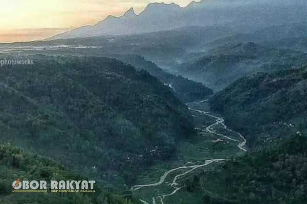 Bondowoso, Obor Rakyat – Siapa sangka di ujung barat Kabupaten Bondowoso, Jawa Timur, tepatnya di Dusun Pakualas, Desa Kupang, Kecamatan Pakem, terdapat surga tersembunyi yang menyimpan panorama alam mirip dengan Sungai Amazon? Masyarakat setempat menyebutnya "Sungai Dhelubeng", yang kini dijuluki sebagai Amazon Van Java karena keindahannya yang eksotis dan alami.