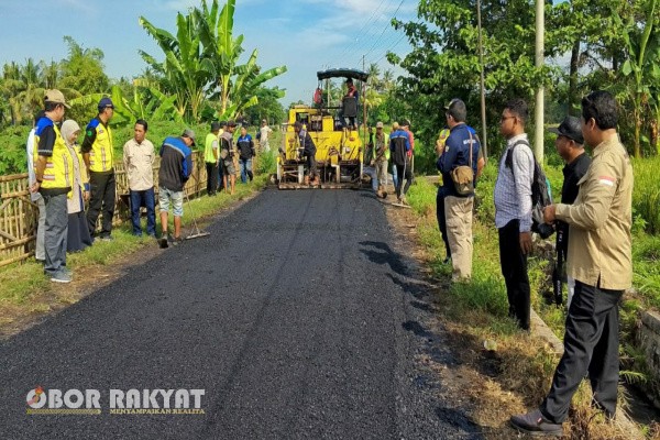 Bondowoso, Obor Rakyat – Dalam rangka mendukung program Rantas 2025 (Infrastruktur Tuntas), Dinas Bina Marga, Sumber Daya Air, dan Bina Konstruksi (BSBK) Kabupaten Bondowoso melaksanakan trial hotmix perdana tahun anggaran 2025.