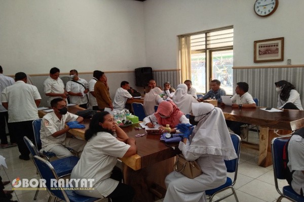 Bondowoso, Obor Rakyat — Dalam rangka mendukung program pemerintah untuk meningkatkan derajat kesehatan masyarakat dan memenuhi Standar Pelayanan Minimal (SPM) bidang kesehatan, Perum Perhutani Kesatuan Pemangkuan Hutan (KPH) Bondowoso bekerja sama dengan Dinas Kesehatan (Dinkes) Kabupaten Bondowoso menggelar pemeriksaan kesehatan bagi seluruh karyawan dan karyawati, Rabu (11/6/2025), bertempat di Ruang Sonokeling, Jalan Ahmad Yani No. 90 Bondowoso.