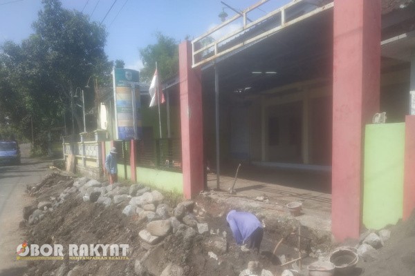 Bondowoso, Obor Rakyat – Hampir dua tahun dijabat oleh Pejabat Kepala Desa (Pj Kades), pembangunan infrastruktur di Desa Calongan, Kecamatan Sukosari, Kabupaten Bondowoso, menunjukkan kemajuan signifikan. Salah satu capaian utamanya adalah pembangunan jalan lingkungan (jaling) yang merata di setiap dusun.