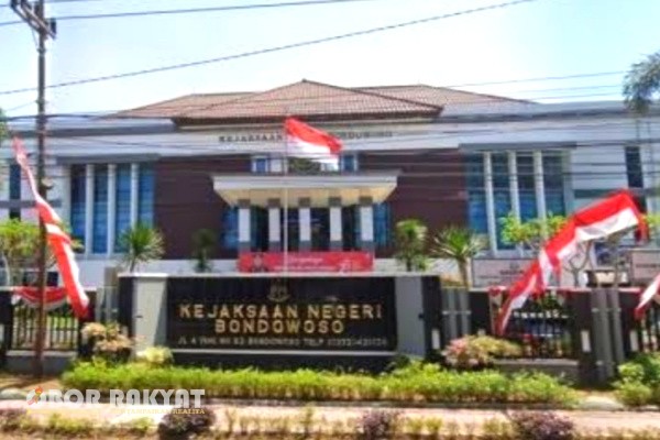 Bondowoso, Obor Rakyat – Dugaan penyimpangan dalam penyaluran bantuan sosial Program Keluarga Harapan (PKH) di Desa Sumbersalak, Kecamatan Curahdami, Kabupaten Bondowoso, kini memasuki ranah hukum. Kejaksaan Negeri (Kejari) Bondowoso resmi melakukan pengumpulan bahan dan keterangan (pulbaket) terkait indikasi pelanggaran yang terjadi dalam distribusi bantuan dari Kementerian Sosial tersebut.
