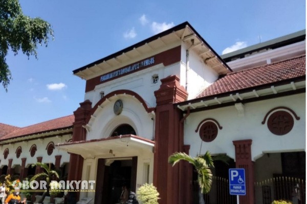 Surabaya, Obor Rakyat – Aksi kejahatan siber lintas wilayah kembali terbongkar. Empat orang terdakwa, yakni Sahril Sidik, Abdul Rahim, Oskar, dan Meilisa, kini tengah menjalani proses hukum di Pengadilan Negeri (PN) Surabaya setelah didakwa melakukan tindak pidana pencucian uang (TPPU) melalui transaksi mencurigakan di Bank Jatim.