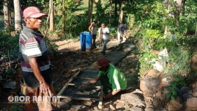 Sumber Canting Bondowoso Perbaiki Jalan Rusak Secara Swadaya, Pemerintah Diminta Turun Tangan