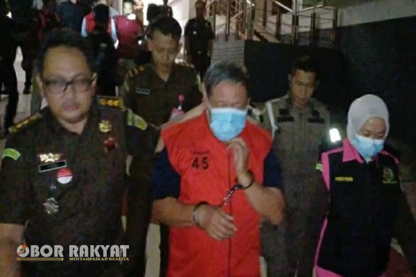 Surabaya, Obor Rakyat – Kejaksaan Tinggi Jawa Timur (Kejati Jatim) resmi menahan mantan Direktur Politeknik Negeri Malang (Polinema) periode 2017–2021, Awan Setiawan, atas dugaan kasus korupsi pengadaan tanah untuk perluasan kampus dengan nilai kerugian negara mencapai Rp 42 miliar.