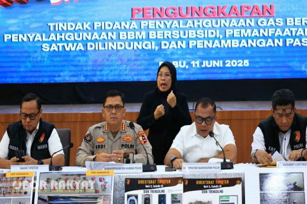 Jakarta, Obor Rakyat – Direktorat Tindak Pidana Tertentu (Tipidter) Bareskrim Polri berhasil menggagalkan upaya penjualan sisik trenggiling secara ilegal yang diduga akan dipasok ke jaringan narkoba. Dua tersangka berinisial RK dan A telah ditangkap dan resmi ditahan dalam kasus perdagangan satwa dilindungi tersebut.