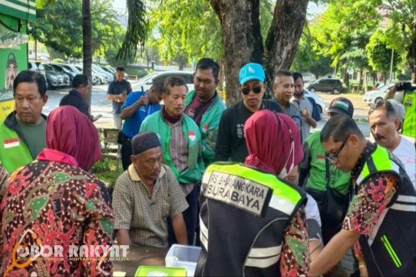 Surabaya, Obor Rakyat – Dalam rangka menyambut Hari Bhayangkara ke-79, Rumah Sakit Bhayangkara Surabaya bersama Bidang Kedokteran dan Kesehatan (Biddokkes) Polda Jawa Timur menggelar kegiatan sosial berupa pemeriksaan kesehatan gratis bagi pengemudi ojek online (ojol) dan sopir angkutan umum, Rabu (11/6/2025).