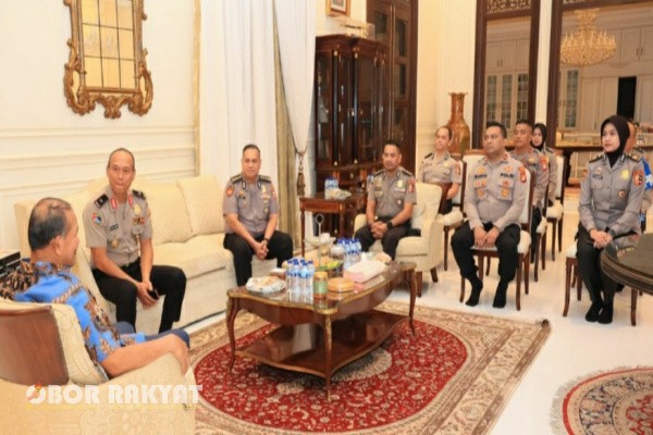 Jakarta, Obor Rakyat – Dalam rangka memperingati Hari Ulang Tahun (HUT) Bhayangkara ke-79, Kepolisian Negara Republik Indonesia melalui Tim dari Mabes Polri menggelar kegiatan anjangsana ke sejumlah tokoh senior Polri. Salah satu agenda penting dilakukan dengan mengunjungi kediaman Jenderal (Purn) Drs. Badrodin Haiti, mantan Kapolri ke-23, sebagai bentuk penghormatan dan silaturahmi.