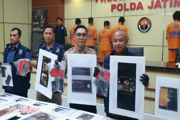 Surabaya, Obor Rakyat – Direktorat Reserse Siber (Ditreskrimsus) Polda Jawa Timur berhasil mengungkap praktik penyebaran konten pornografi melalui grup WhatsApp bertajuk “INFO VID” yang juga digunakan sebagai wadah pencarian pasangan sesama jenis (gay). Dalam pengungkapan ini, empat orang tersangka berhasil diamankan.