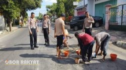 Satlantas Polres Bondowoso Tambal Jalan Berlubang Demi Cegah Kecelakaan dan Sambut Hari Bhayangkara ke-79