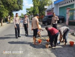 Satlantas Polres Bondowoso Tambal Jalan Berlubang Demi Cegah Kecelakaan dan Sambut Hari Bhayangkara ke-79