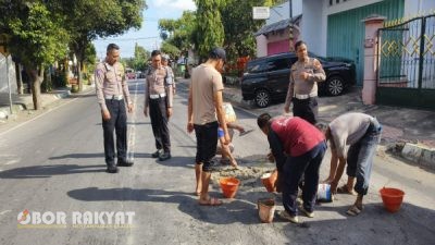 Satlantas Polres Bondowoso Tambal Jalan Berlubang Demi Cegah Kecelakaan dan Sambut Hari Bhayangkara ke-79