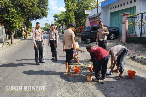 Bondowoso, Obor Rakyat – Dalam upaya meminimalisir angka kecelakaan lalu lintas (laka lantas), Satuan Lalu Lintas (Satlantas) Polres Bondowoso, Polda Jawa Timur, melakukan aksi nyata dengan menambal sejumlah jalan berlubang di beberapa titik menuju pusat Kota Bondowoso, Sabtu (14/6/2025).