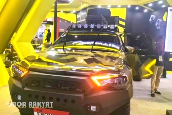 Jakarta, Obor Rakyat – Ragam industri pertahanan dalam negeri unjuk gigi dalam ajang pameran bertaraf internasional Indo Defence 2025 yang digelar di JIExpo Kemayoran, Jakarta Pusat. Salah satu sorotan utama adalah kehadiran Mobil Anti-Drone+Jammer Seluler karya PT Internusa Pasific Perkasa (IPP) yang diberi nama SignalFort V-REX.