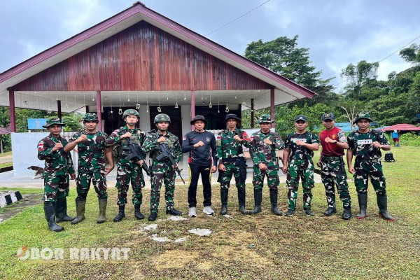 Maybrat, Obor Rakyat – Dalam rangka menyambut Hari Ulang Tahun (HUT) Bhayangkara ke-78, personel Satuan Tugas Pengamanan Perbatasan (Satgas Pamtas) Kewilayahan RI-PNG Yonif 763/SBA bersama anggota Polres Maybrat menggelar kegiatan karya bakti di Gereja GKI Sion Aifat, Minggu (15/6/2025).