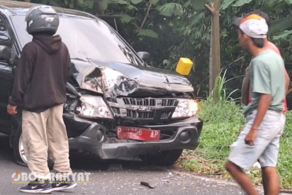 Bondowoso, Obor Rakyat – Sebuah mobil berpelat merah milik Pemerintah Kabupaten (Pemkab) Bondowoso mengalami kecelakaan lalu lintas di Jalan Pal 9, Desa Sumber Tengah, Kecamatan Binakal, pada Senin (16/6/2025).