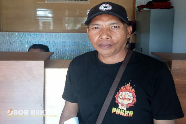 Bondowoso, Obor Rakyat – Masyarakat Desa Padasan, Kecamatan Pujer, Kabupaten Bondowoso, secara resmi menyatakan dukungan atas kebijakan Bupati Bondowoso, Abdul Hamid Wahid yang memberhentikan sementara Kepala Desa (Kades) Padasan, Faldy Arie Djordy karena dinilai telah lalai menjalankan tugasnya selama lebih dari 30 hari berturut-turut.