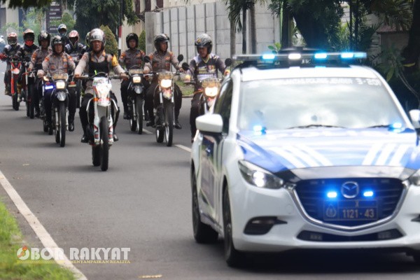 Jember, Obor Rakyat – Dalam rangka menjaga stabilitas keamanan dan ketertiban masyarakat (Harkamtibmas), Polres Jember melaksanakan Kegiatan Rutin yang Ditingkatkan (KRYD) berupa patroli skala besar. Kegiatan ini melibatkan secara penuh Tim Raimas dari Satuan Samapta Polres Jember, dan digelar pada Selasa (17/6/2025).