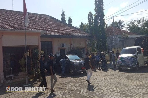 Bondowoso, Obor Rakyat – Ratusan warga Desa Padasan, Kecamatan Pujer, Kabupaten Bondowoso, mendampingi Camat Pujer, Muttaqin, dalam pengambilan Surat Keputusan (SK) Penunjukan Pelaksana Tugas (Plt) Kepala Desa Padasan di Kantor Dinas Pemberdayaan Masyarakat dan Desa (DPMD) Bondowoso, Selasa (17/6/2025).