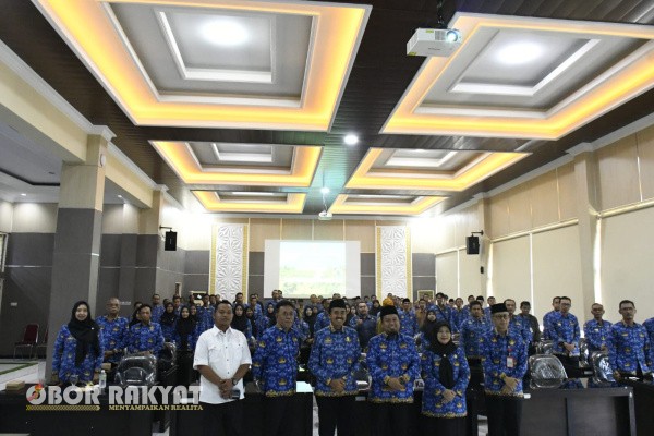 Bondowoso, Obor Rakyat – Guna memastikan distribusi pupuk tembakau gratis berjalan tepat sasaran dan tanpa penyimpangan, Dinas Pertanian dan Ketahanan Pangan (DPKP) Kabupaten Bondowoso menggelar rapat koordinasi (rakor) pengarahan persiapan penyaluran pupuk gratis bagi petani tembakau.