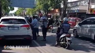 Petugas Dishub Bondowoso Rutin Patroli, Himbau Pengendara Parkir di Tempat yang Tepat