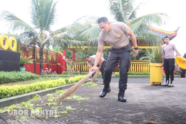 Banyuwangi, Obor Rakyat – Menyambut Hari Bhayangkara ke-79 yang jatuh pada 1 Juli 2025, Polresta Banyuwangi menggelar kegiatan bakti religi di berbagai rumah ibadah sebagai bentuk pengabdian kepada masyarakat. Salah satu kegiatan berlangsung di Masjid Cheng Ho, Jalan Sutawijaya, Kelurahan Sumberrejo, Kecamatan Banyuwangi, pada Rabu (18/6/2025).