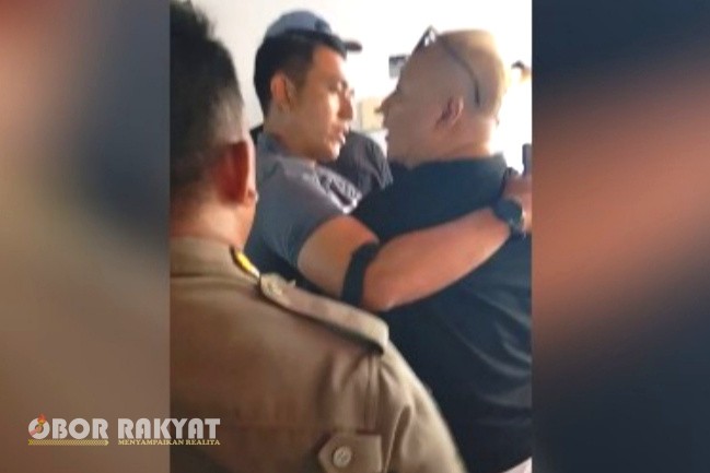 Sidoarjo, Obor Rakyat – Sebuah insiden tak mengenakkan menimpa sejumlah wartawan yang hendak meliput agenda mediasi antara PT SGM dengan perwakilan pemerintah daerah yang digelar di Pendopo Kabupaten Sidoarjo, Kamis (19/6/2025).