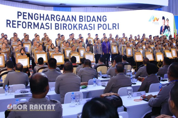 Jakarta, Obor Rakyat – Divisi Humas Polri mencatatkan prestasi membanggakan dengan meraih penghargaan Pembangunan Zona Integritas menuju Wilayah Bebas dari Korupsi (WBK) tahun 2024.